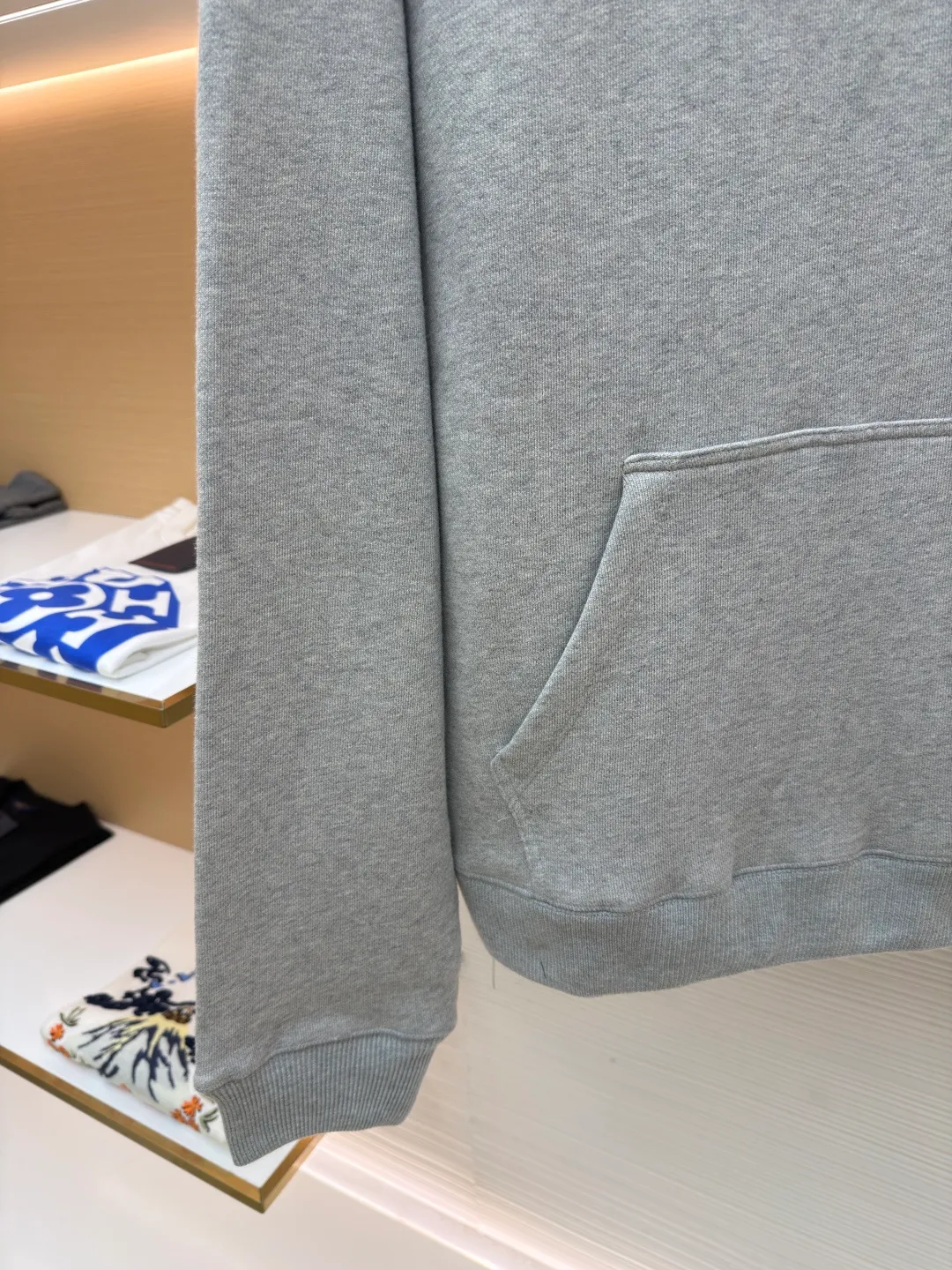 P490 Chrome Hearts logo hooded sweatshirt ●Original version: Purchased and developed by 15998 ●Item number: 1682025-B15 ●Fabric: Interwoven air cotton fabric ●Technology: Patch embroidery production ●Color: Gray ●Version: Loose fit ●Weight: about 920 grams ●Size: S-M-L-XL ●Description: Customized heavy fortress interwoven air cotton, full of texture, thick and solid, based on high-end soot tone With a sense of beauty that coexists with vicissitudes of life and elegance, the CHRO heart cross appliqué decoration on the chest becomes the ultimate interpretation of the dark Gothic style. The CH Gothic font is the finishing touch on the back page, letting the totem become your spiritual thorn. The logo iron plate sways slightly with the swing of the body, adding a sense of movement and vitality. It is unobtrusive but has an indescribable aura. It interprets the perfect blend of retro and luxury, using imported machine appliqué technology. Using advanced computer control systems and precision mechanical components, the Chrome Hearts logo appliqué embroidery operation is realized, showing an embroidery effect with both clarity and three-dimensionality. The fabrics have been washed, have a better hand feel, are not easy to deform, are not easy to shrink, are not easy to fade, and maintain long-term beauty. The overall wiring is straight and delicate, the fabric is comfortable and soft, and the color is consistent without color difference. It can be matched with the same style to create a fashionable look and control various occasions. Customized accessories, complete with three standards, same style for men and women!